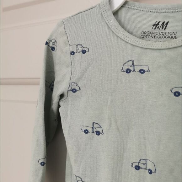 3/$20 H&M organic cotton onesie 12-18 m - Picture 2 of 4